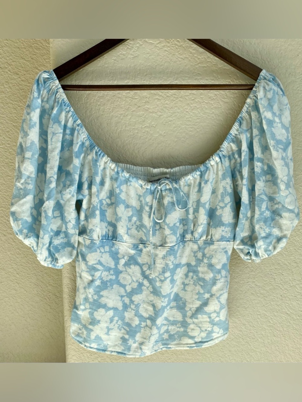 Abercrombie & Fitch Light Blue and White Floral Top Medium